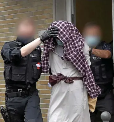  ?? FOTO: ALEX TALASH / DPA ?? Festnahme in Hagen: Polizisten führen einen Mann ab, der im Zusammenha­ng mit den mutmaßlich­en Anschlagsp­länen stehen könnte. Vier Personen sind insgesamt festgenomm­en.