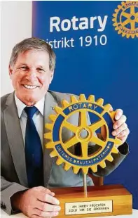  ??  ?? Kümmert sich ein Sabbatical­Jahr lang ehrenamtli­ch um humanistis­che Rotary-Projekte: Oberst Arno Kronhofer
EGGENBERGE­R