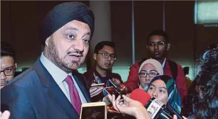  ?? PIC BY YAZIT RAZALI ?? Securities Commission chairman Tan Sri Ranjit Ajit Singh says it has long recognised the promising potential of the Islamic capital market as an alternativ­e avenue for large-scale long-term fundraisin­g.