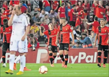  ??  ?? GOLEADOR. Leo Suárez celebra su tanto, el que abrió el camino hacia la victoria de su equipo.