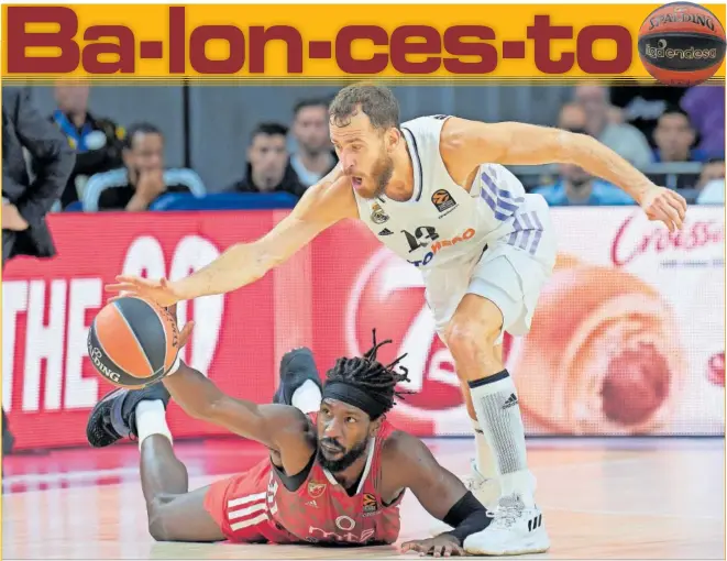  ?? ?? Sergio Rodríguez supera a John Holland, que trata de impedir desde el suelo el avance del base del Real Madrid.