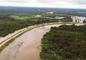  ?? NSTP PIC BY NIK ABDULLAH NIK OMAR ?? An aerial view of an overflowin­g Sungai Golok near Rantau Panjang yesterday.