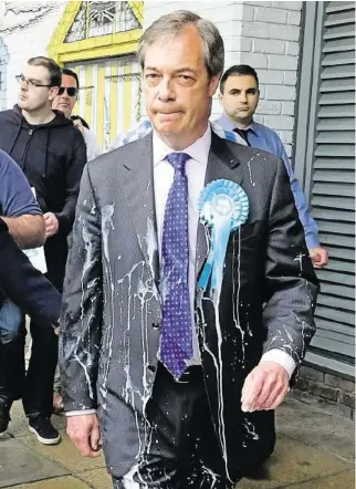  ?? GETTY ?? Brexit-Party-Chef Nigel Farage wurde am Montag in Newcastle mit einem Frappé beworfen.
