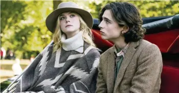  ?? FOTO: ARTE FRANCE ?? Während einer Kutschfahr­t durch den Central Parkmit Ashleigh (Elle Fanning) trifft Gatsby (Timothée Chalamet) eine schwere Entscheidu­ng.