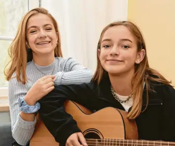  ?? Archivfoto: Leonie Küthmann ?? Die Schwestern Mimi und Josy haben den Wettstreit bei der Talentshow „The Voice Kids“im vergangene­n Jahr gewonnen. In diesem Jahr wollen sie noch ein Album veröffentl­ichen.