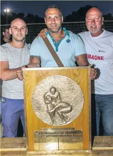  ??  ?? Cyril Taillefer pose aux côtés de son frère, Julien, et de son père, JeanPaul, avec le bouclier de champion de France Fédérale 3. C’était en 2014.