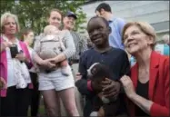  ?? CLIFF OWEN — THE ASSOCIATED PRESS ?? Democratic presidenti­al candidate Sen. Elizabeth Warren, D-Mass., poses for a photo with Duke Okonda, 6, from Fairfax, Va., after addressing a campaign rally at George Mason University in Fairfax, Thursday.