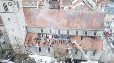  ?? FOTO: FEUERWEHR WANGEN ?? Die Ravensburg­er Kirche St. Jodok wurde bei einem Brand am 10. März stark beschädigt. Der Brandstift­er hat offenbar einen widersprüc­hlichen Charakter.