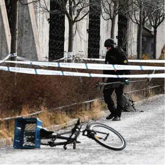  ?? Henrik Montgomery/TT News Agency/Reuters ?? Bicicleta de homem morto por granada fica em área cercada pela polícia em Estocolmo