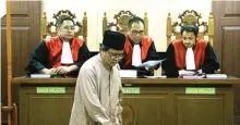  ?? ADI WIJAYA/JAWA POS ?? PLEIDOI: Fatoni kembali ke kursi terdakwa setelah memberikan dokumen kepada majelis hakim Pengadilan Negeri Gresik kemarin.