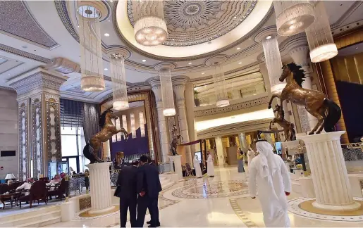  ?? PHOTO D’ARCHIVES, AFP ?? Le Ritz-Carlton, avec ses suites, ses corridors aux tons pastel et ses statues en bronze, semble bien loin des prisons traditionn­elles réservées au commun des Saoudiens. Hier, il était impossible de savoir combien de suspects étaient détenus à l’hôtel.