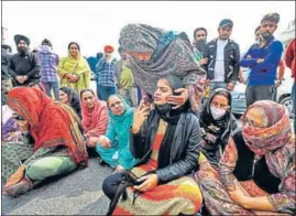  ?? PTI ?? Family members and relatives of the two farmer leaders block the Jammu-Pathankot highway near Digiana in Jammu on Tuesday.