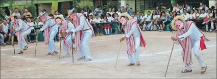  ??  ?? Presentaci­ón de una estampa del estado de Michoacán, a cargo de alumnos de la maestra Marisa Ávila, durante el festival de “Los Tratados de Tzucacab”