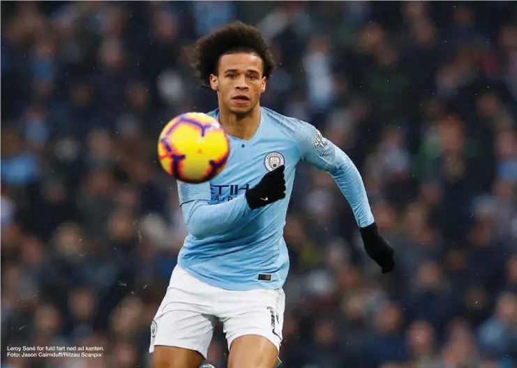  ??  ?? Leroy Sané for fuld fart ned ad kanten. Foto: Jason Cairnduff/Ritzau Scanpix