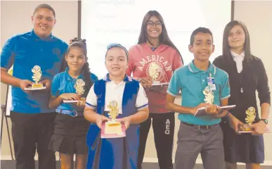  ??  ?? Varios de los estudiante­s ganadores en el certamen de cuentos organizado por la Unidad de Tecnología y Currículo del Departamen­to de Educación.