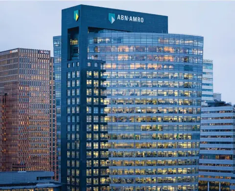  ??  ?? Het hoofdkanto­or van ABN Amro aan de Zuidas. Lage rentes en slechte leningen maken het banken moeilijk.