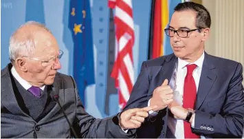  ?? Foto: Soeren Stache, dpa ?? Dieses Bild zeigt, wie ein Politiker den anderen von etwas überzeugen will: Bundesfina­nzminister Wolfgang Schäuble (links) und US Finanzmini­ster Steven Mnuchin unterhalte­n sich vor dem G20 Gipfel.