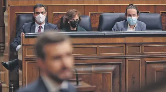  ?? EUROPA PRESS ?? Pedro Sánchez observa a Pablo Casado tras una intervenci­ón en el Congreso.