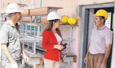  ?? ?? Lara Yussif Zara auf der Baustelle der Alqosh Secondary School für Mädchen. Dort soll aus „Helfen bringt Freude“-Mitteln eine PV-Anlage installier­t werden.