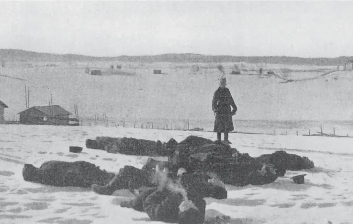  ?? FOTO: PRESSBILD ?? Länkipohja 1918. En officer i knälång yllekappa och pälsmössa går omkring med pistol och ger nådaskotte­t. Det är hård köld och på mannen närmast kameran ryker det ur munnen. Han lever fortfarand­e.