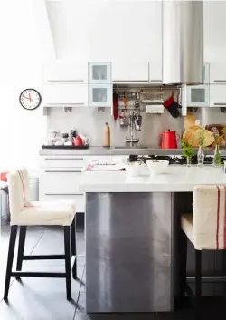  ??  ?? KITCHEN
White painted brick walls contrast with the dark Welsh slate floor tiles. A metal-clad island and extractor bring a utilitaria­n feel to the space