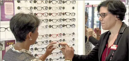  ??  ?? Les boutiques d’optique ont fleuri à tous les coins de rue, la réforme qui s’annonce pourrait précipiter des fermetures. Pendant ce temps, la relève se forme dans les écoles en sachant qu’elle devra innover pour se faire une place sur ce marché.