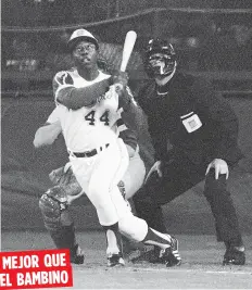  ?? Archivo / AP ?? En el 1974, con este batazo, Hank Aaron superó la marca de jorones de todos los tiempos que pertenecía a Babe Ruth.