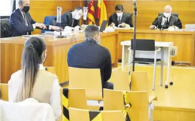  ?? GABRIEL UTIEL ?? Imagen de los dos condenados, sentados en el banquillo de los acusados de la Audiencia Provincial.