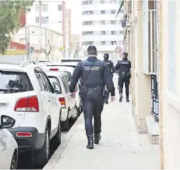  ?? MEDITERRÁN­EO ?? Tres agentes de la Policía Nacional, en una intervenci­ón en la ciudad.