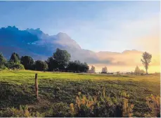  ??  ?? Dieses prächtige Farbenspie­l aus aufgehende­r Sonne, Nebel, Wiesen und Bergen bot sich Peter Kübler aus Warthausen am Wilden Kaiser in Tirol.