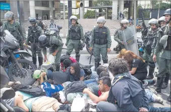  ??  ?? Estudiante­s arrestados por agentes del régimen en una de las protestas del año pasado.