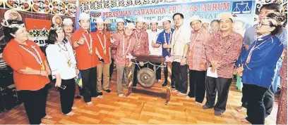  ??  ?? RASMI: Uggah memukul gong simbolik merasmikan PBB Cawangan Murum.