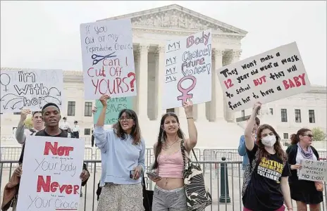  ?? ?? REACCIÓN.
El borrador del fallo de la Corte ha movilizado a militantes a favor y en contra del aborto, frente a la sede del tribunal en Washington.