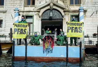  ?? (foto Vision) ?? Il blitz La manifestaz­ione di Greenpeace organizzat­a ieri mattina a Venezia, davanti a Palazzo Balbi, sede della giunta regionale