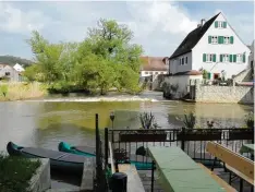  ??  ?? Diesen wundervoll­en Ausblick auf die Wörnitz haben die Gäste des Gasthofs von der Terrasse aus. Dort gibt es auch einen Bootsverle­ih.