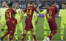  ??  ?? Manolas sí saludó a Malcom.
Aunque en los días previos aseguró que no lo haría, finalmente hubo fairplay y el griego estrechó su mano.