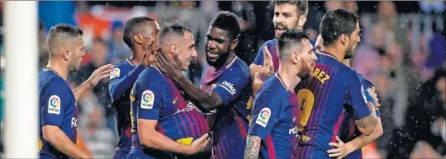  ??  ?? FELICIDAD ALCÁCER. El delantero valenciano celebró sus goles con dedicatori­a para la hija que espera entre felicitaci­ones de Umtiti, Semedo, Piqué y el resto del equipo.