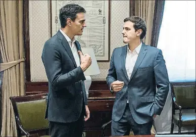  ?? DANI DUCH ?? Pedro Sánchez y Albert Rivera se reencontra­ron ayer en la cita que tuvo lugar en el Congreso