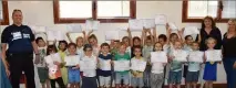  ??  ?? Les  élèves de grande section maternelle (classe Mme Maria), très fiers de brandir leur « permis apprenti-piéton ».