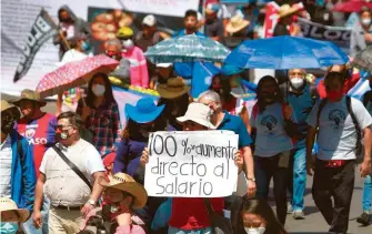  ?? ROMINA SOLÍS ?? Maestros marcharon en su día para exigir mejoras salariales