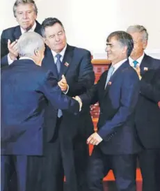  ??  ?? ► José Ramón Valente saluda al presidente electo, Sebastián Piñera, en el ex Congreso.