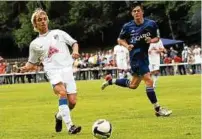  ??  ?? Vor zehn Jahren gegen den FC Carl Zeiss um Felix Hölzner (weiß) noch im Aufgebot, wird Sebastian Gäbelein dieses Mal urlaubsbed­ingt fehlen. Foto: Rathgeber