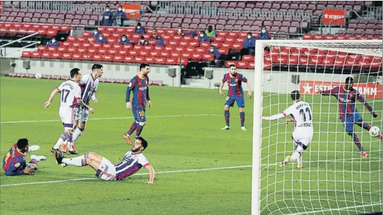  ?? ALBERT GEA / REUTERS ?? Dembélé dispara a puerta para firmar la victoria del Barça, anoche en el Camp Nou