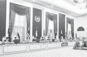  ?? — Gambar Bernama ?? MESYUARAT DIRAJA: Sultan Sharafuddi­n mempengeru­sikan hari pertama Mesyuarat Majlis RajaRaja Ke-265 di Istana Negara, semalam.