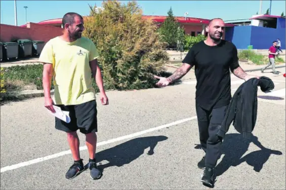  ?? / JAVIER CEBOLLADA (EFE) ?? Aranda (izquierda) y Raúl Bravo salen de la prisión de Zuera (Zaragoza), el 31 de mayo.
