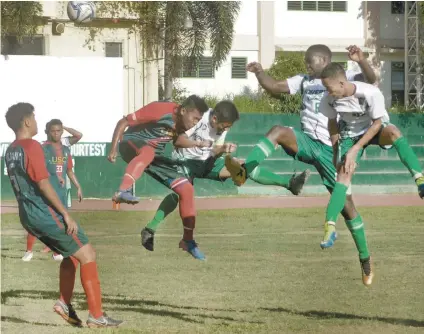  ?? SUNSTAR FOTO/ARNI ACLAO ?? FLIGHT. Miracle Segun (No. 6) of UV flicks a header against USC off a corner kick during their Cesafi football game.