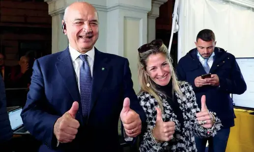  ?? ?? Riconferma Roberto Dipiazza, 68 anni, eletto sindaco di Trieste per la quarta volta, festeggia con la moglie Claudia (foto Paolo Giovannini/Ansa)