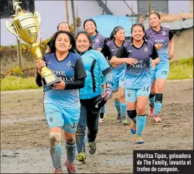  ?? Foto: Gustavo Guamán / EXTRA ?? Maritza Tipán, goleadora de The Family, levanta el trofeo de campeón.