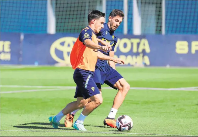  ?? CÁDIZ CF ?? Iza Carcelén (i) y Rubén Sobrino, dos de los fijos de Sergio González.