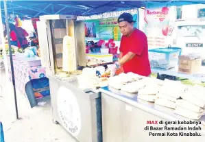  ??  ?? MAX di gerai kebabnya di Bazar Ramadan Indah Permai Kota Kinabalu.